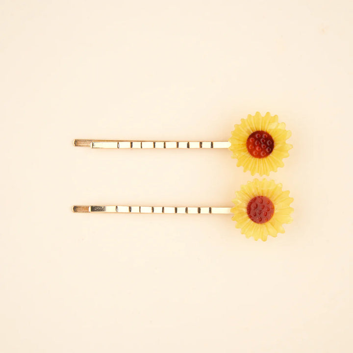 Sunflower Bobby Pins von Coucou Suzette - vor beigem Hintergrund