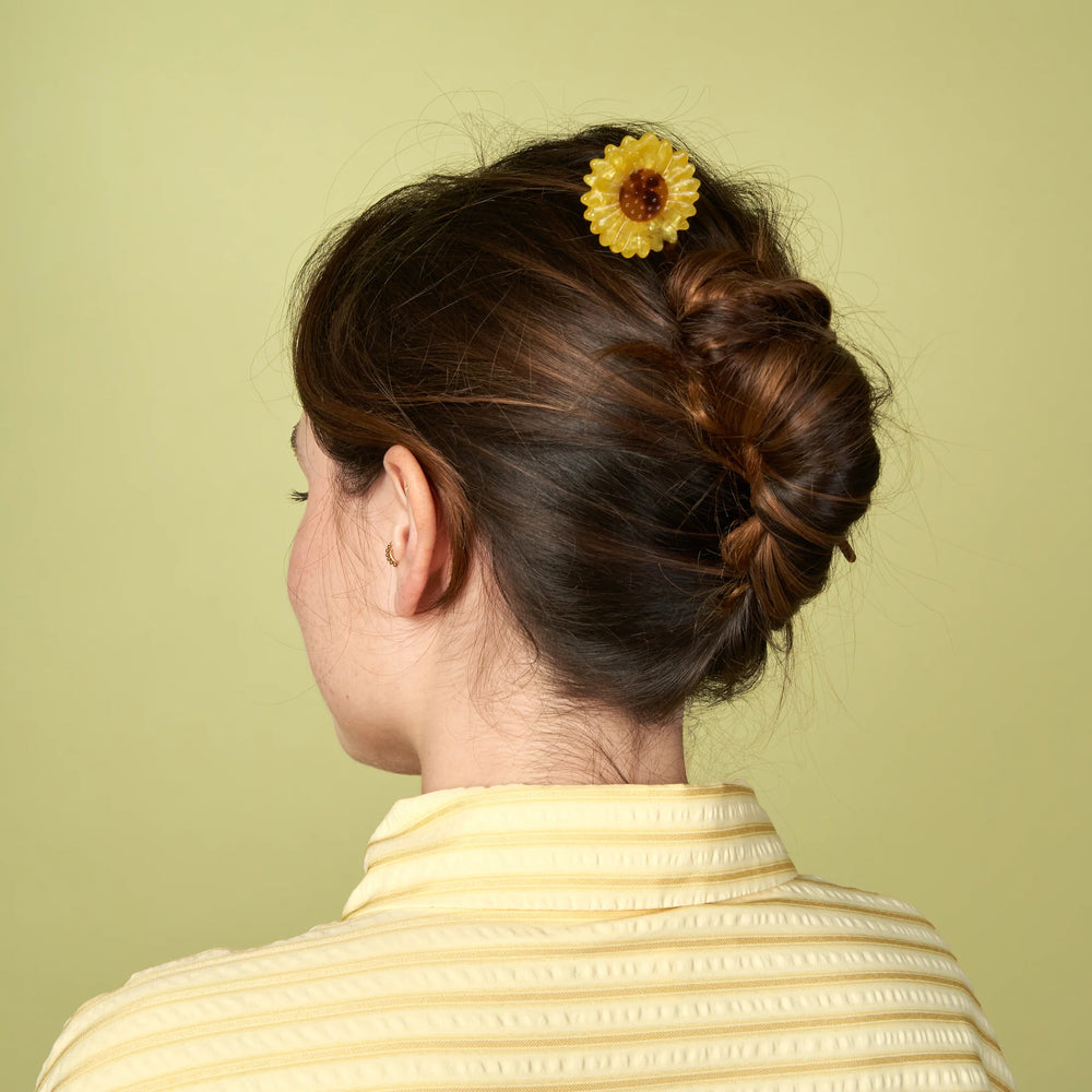 Sunflower Hair Stick von Coucou Suzette - Produkt in Hochsteckfrisur 