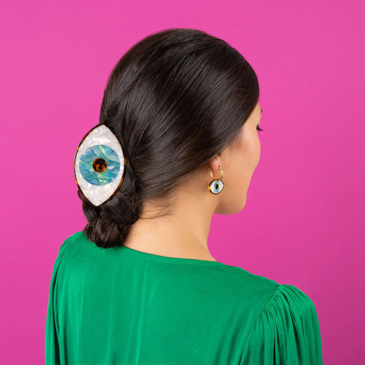 Blue Eye Earrings von Coucou Suzette - getragen von Model, mit Eye Hairclip