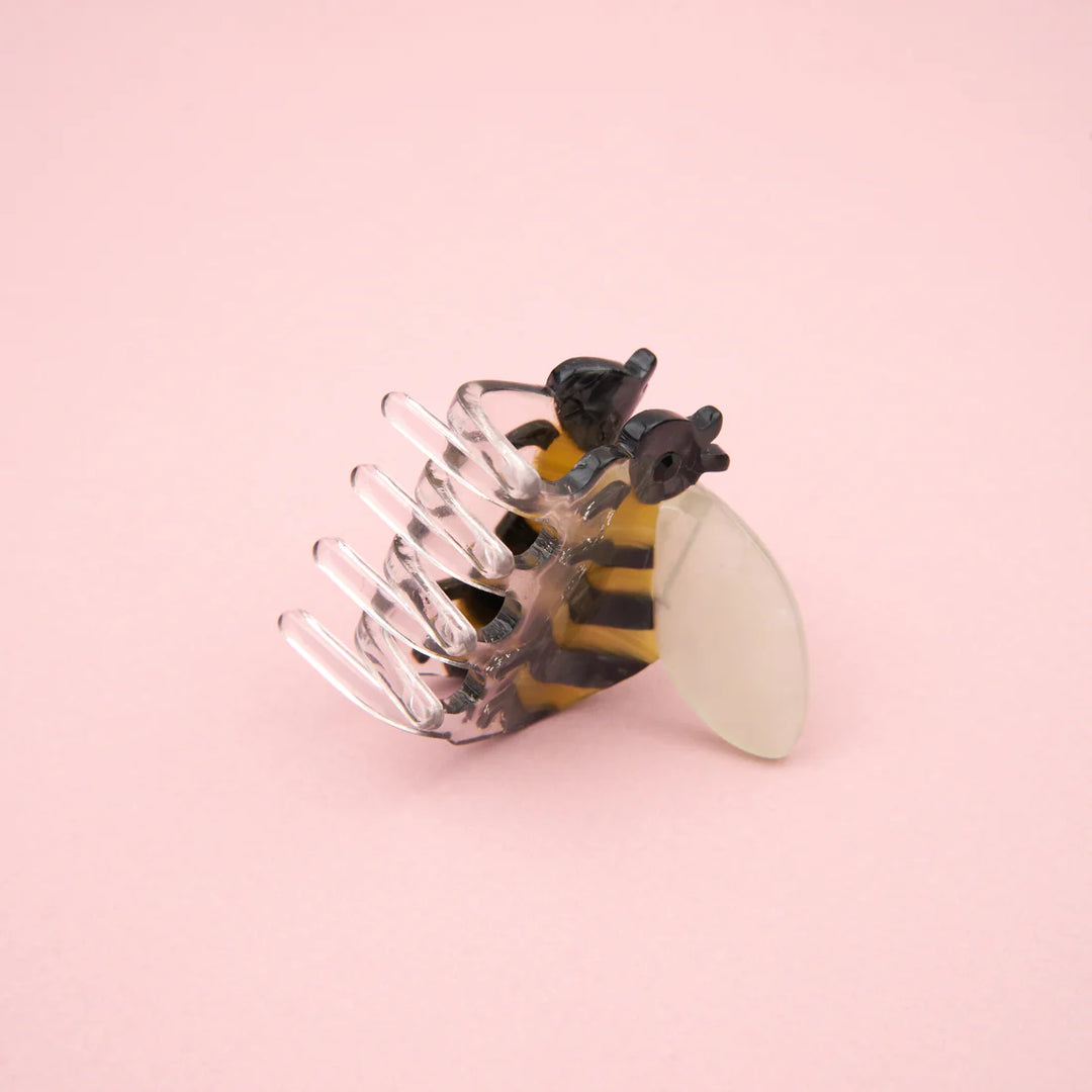 Bee Mini Hair Claw von Coucou Suzette - vor rosa Hintergrund