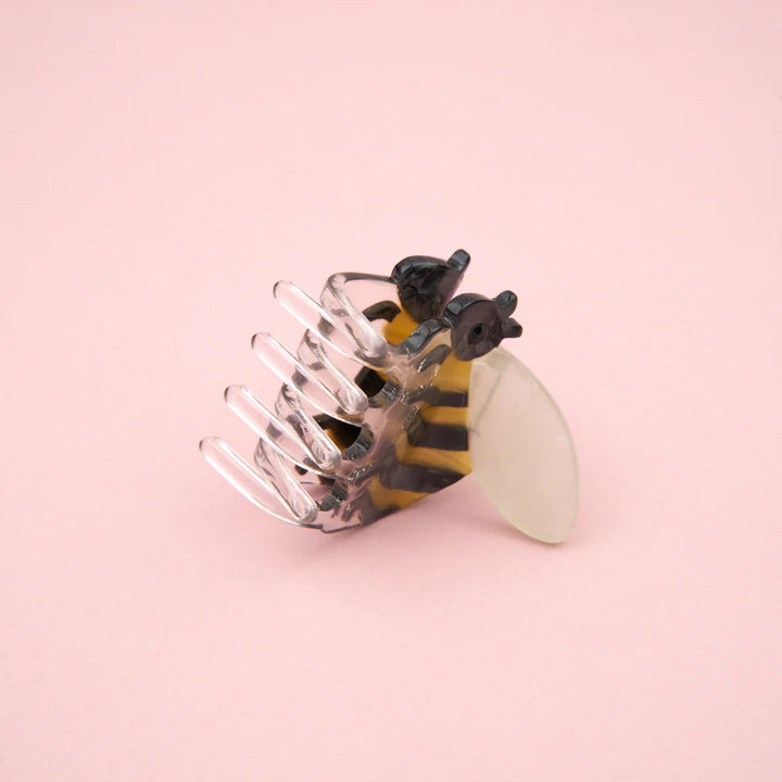 Bee Mini Hair Claw von Coucou Suzette - vor rosa Hintergrund