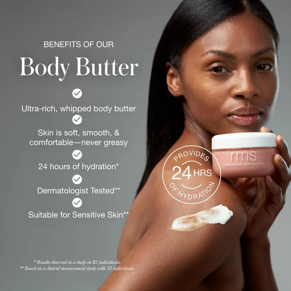Kakadu Body Butter von RMS Beauty - Wirkung und Model mit swatch auf Schulter, hält Produkt