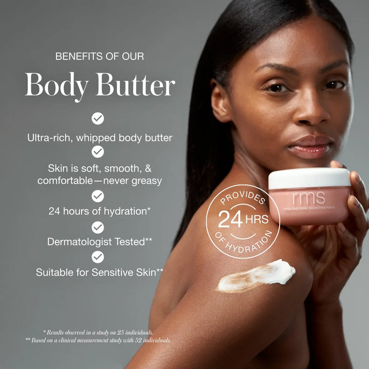 Kakadu Body Butter von RMS Beauty - Wirkung und Model mit swatch auf Schulter, hält Produkt