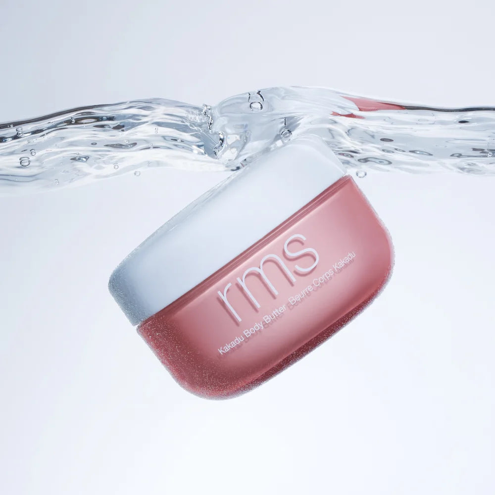 Kakadu Body Butter von RMS Beauty - Produkt schwebt, mit Wasserstrahl