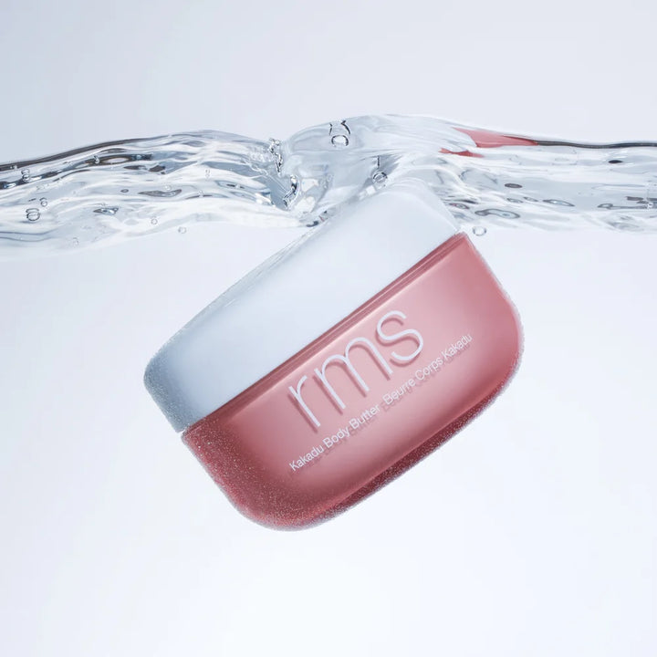Kakadu Body Butter von RMS Beauty - Produkt schwebt, mit Wasserstrahl