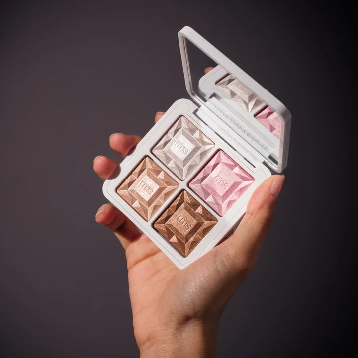 ReDimension Daily Glow Palette von RMS Beauty in der Hand gehalten