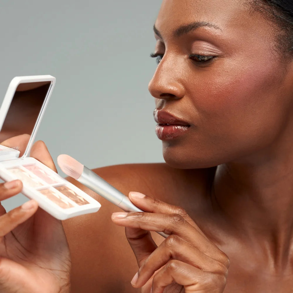 Auftrag der RMS Beauty ReDimension Daily Glow Palette auf dunkler Haut