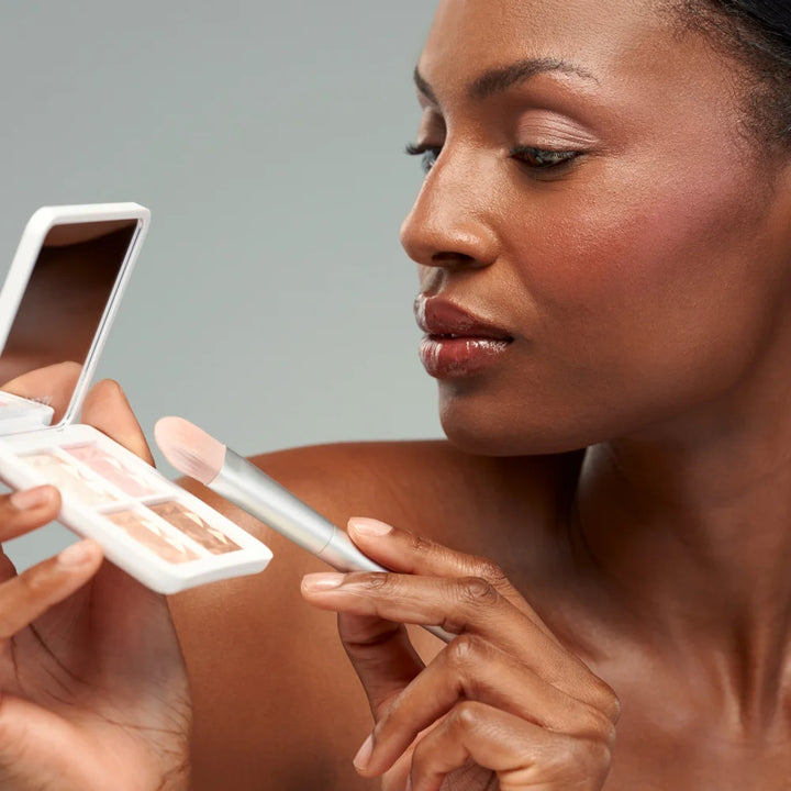 Auftrag der RMS Beauty ReDimension Daily Glow Palette auf dunkler Haut