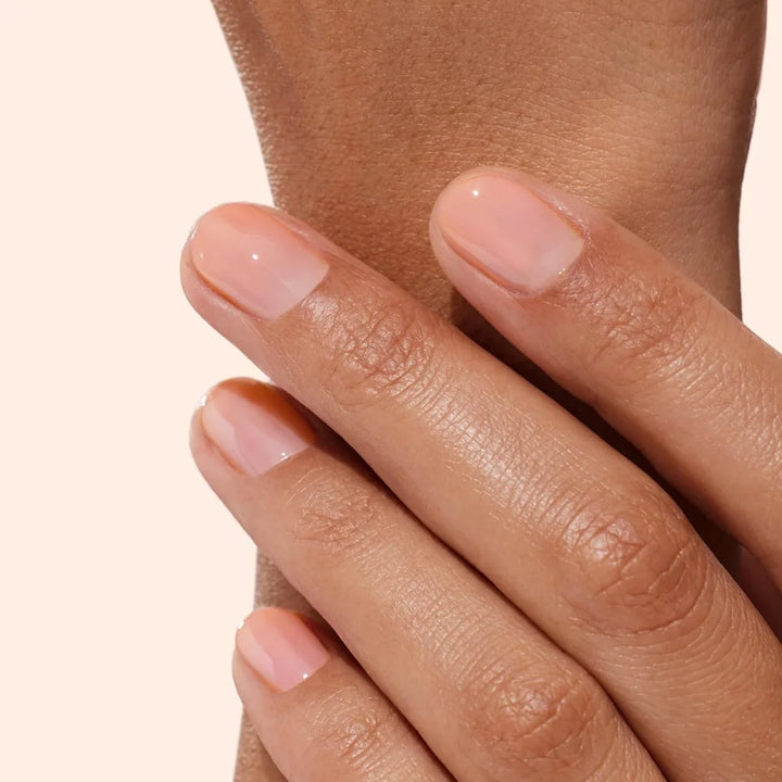 Natürlich glänzende Nägel mit zart rosigem Finish durch Manucurist Active Glow Raspberry