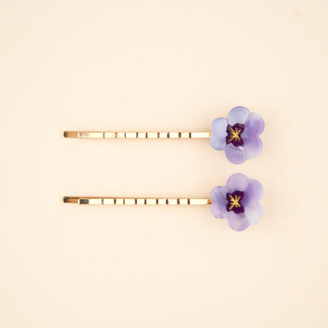 Pansies Bobby Pins von Coucou Suzette - vor beigem Hintergrund