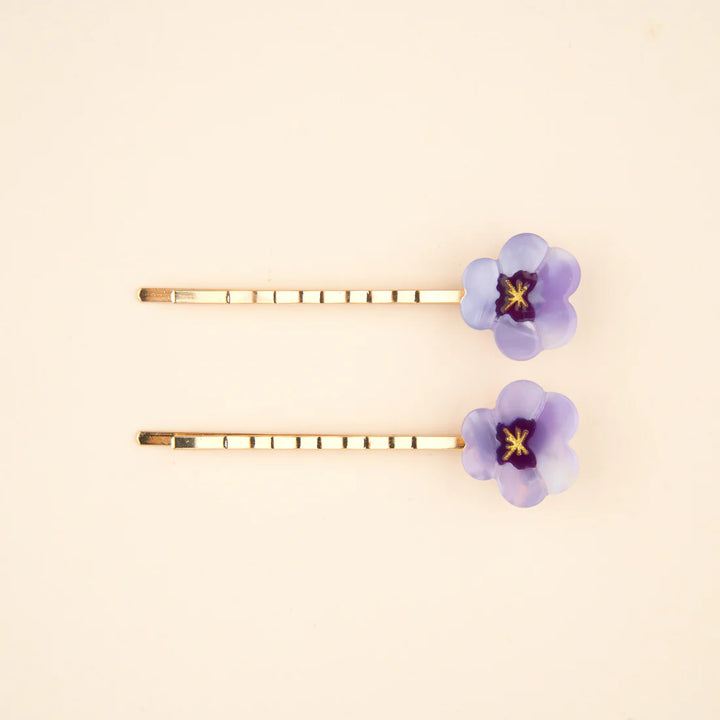 Pansies Bobby Pins von Coucou Suzette - vor beigem Hintergrund