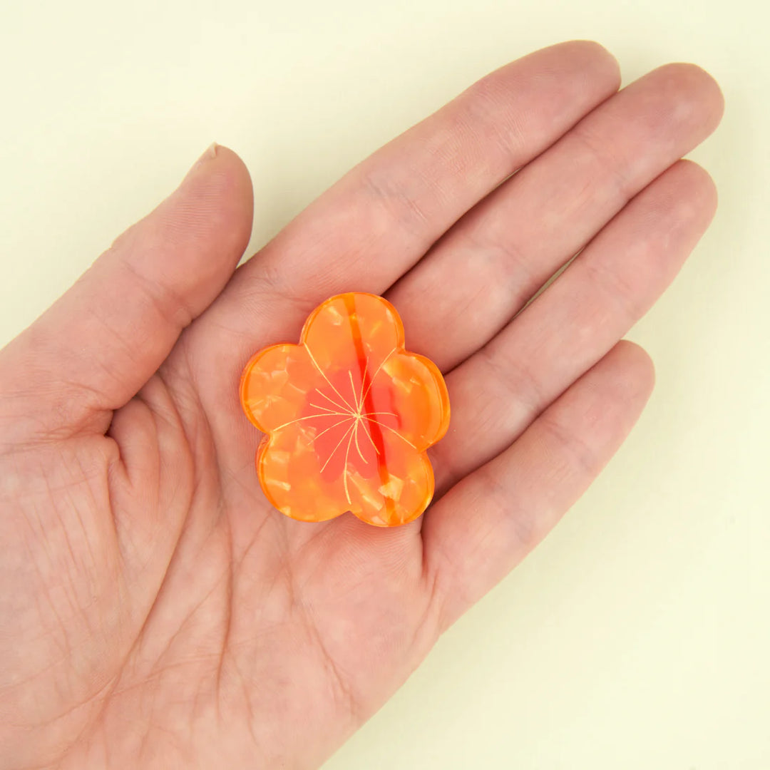 Nasturtium Mini Hair Claw von Coucou Suzette - auf Handfläche