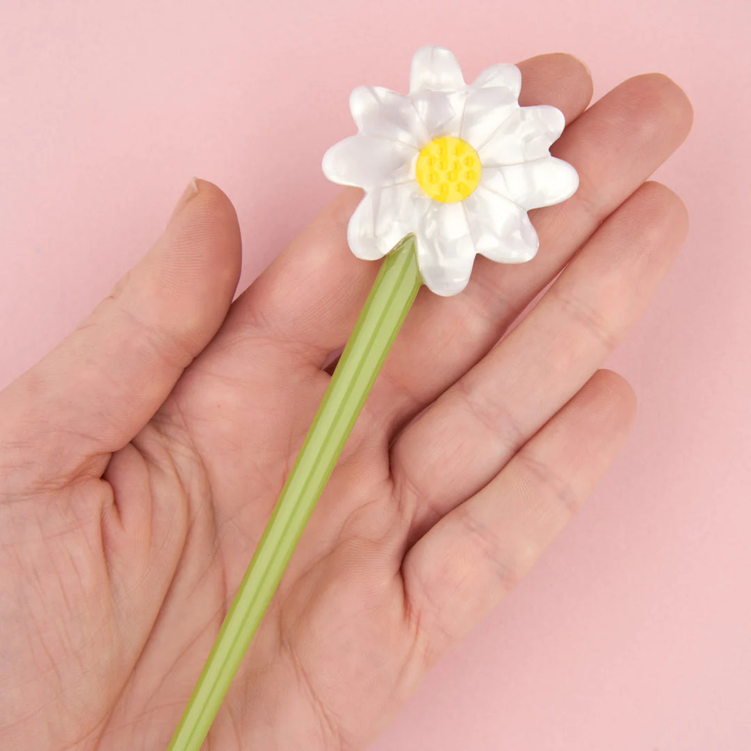 Daisy Hair Stick von Coucou Suzette - Detailaufnahme, auf Handfläche