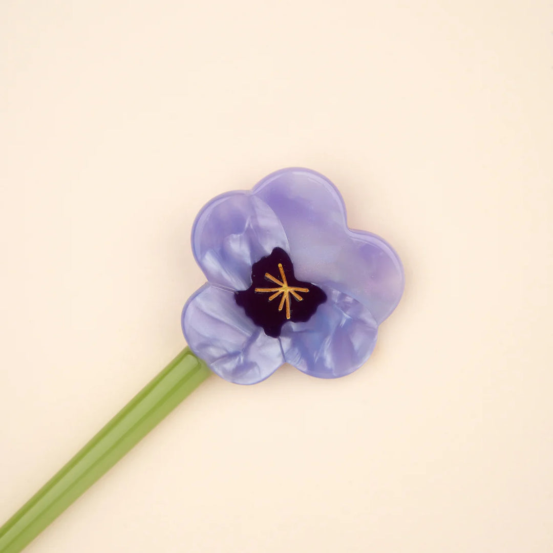 Pansy Hair Stick von Coucou Suzette - Detailaufnahme Blüte