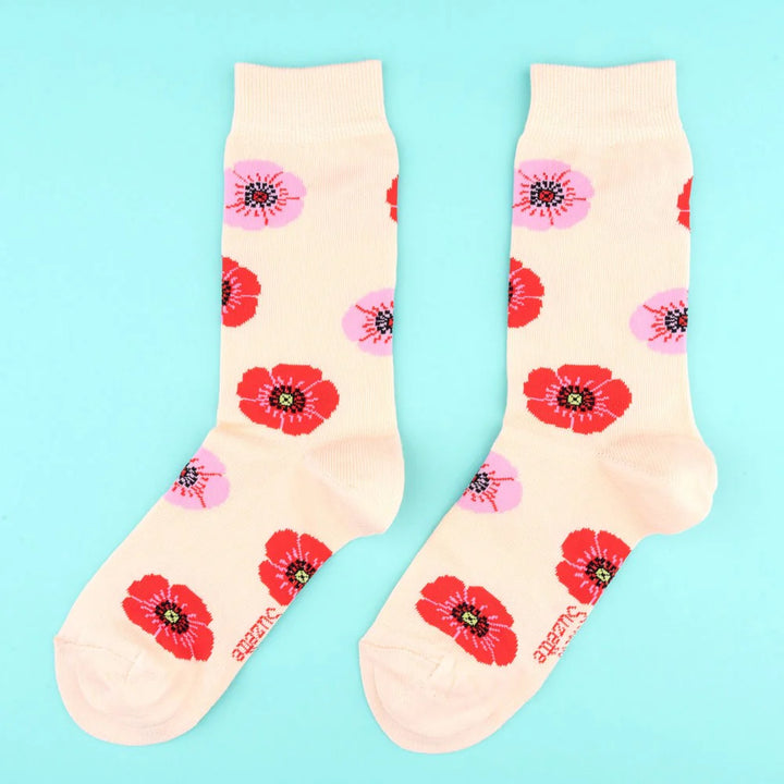 Poppy Socks von Coucou Suzette - vor blauem Hintergrund