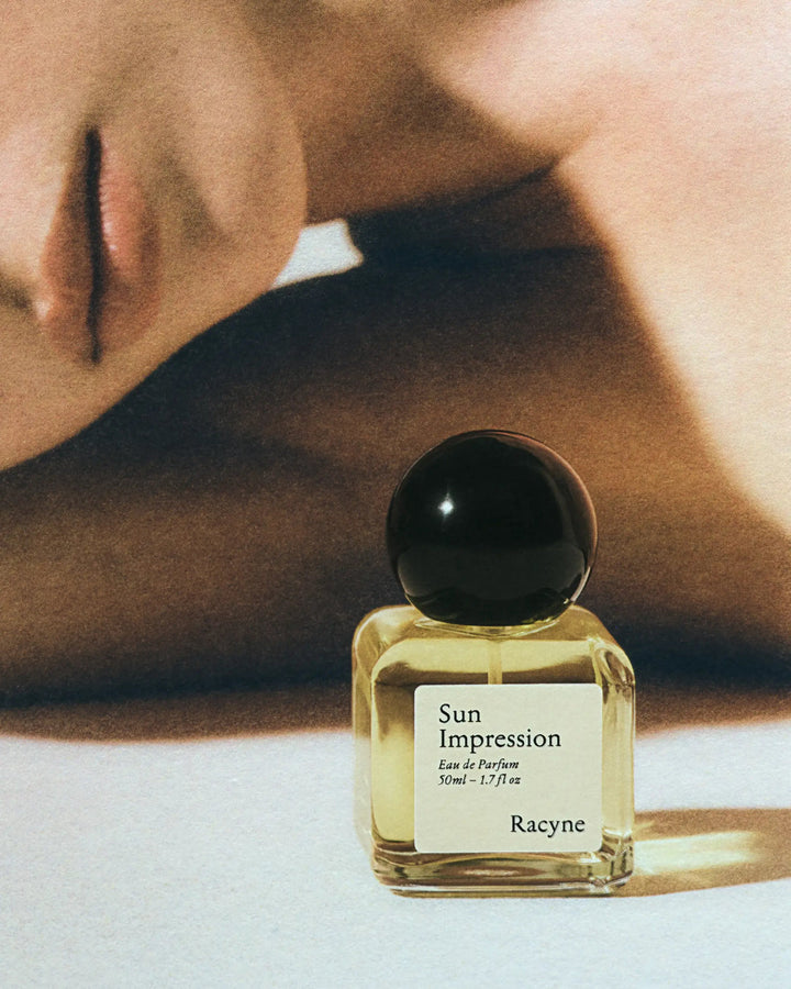 Sun Impression von Racyne - vor Model platziert, ihr Dekolleté ist frei