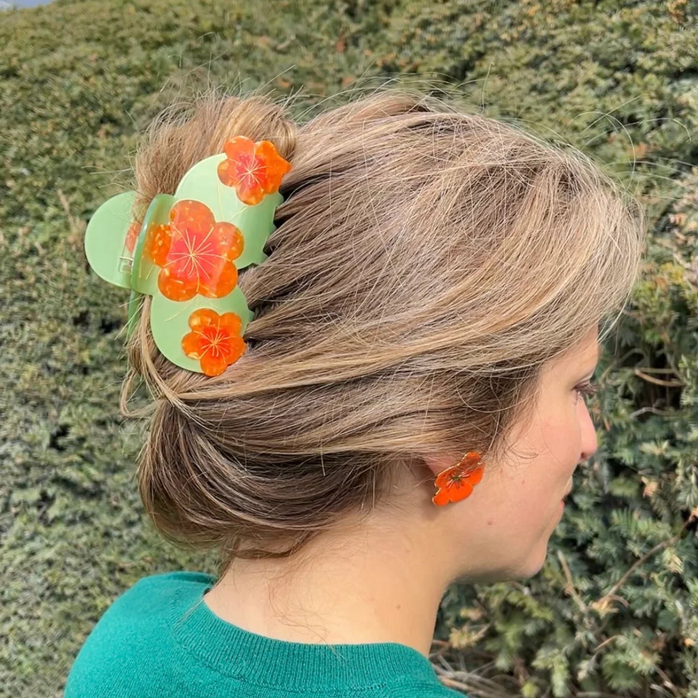 Nasturtium Hair Claw von Coucou Suzette - getragen im Haar
