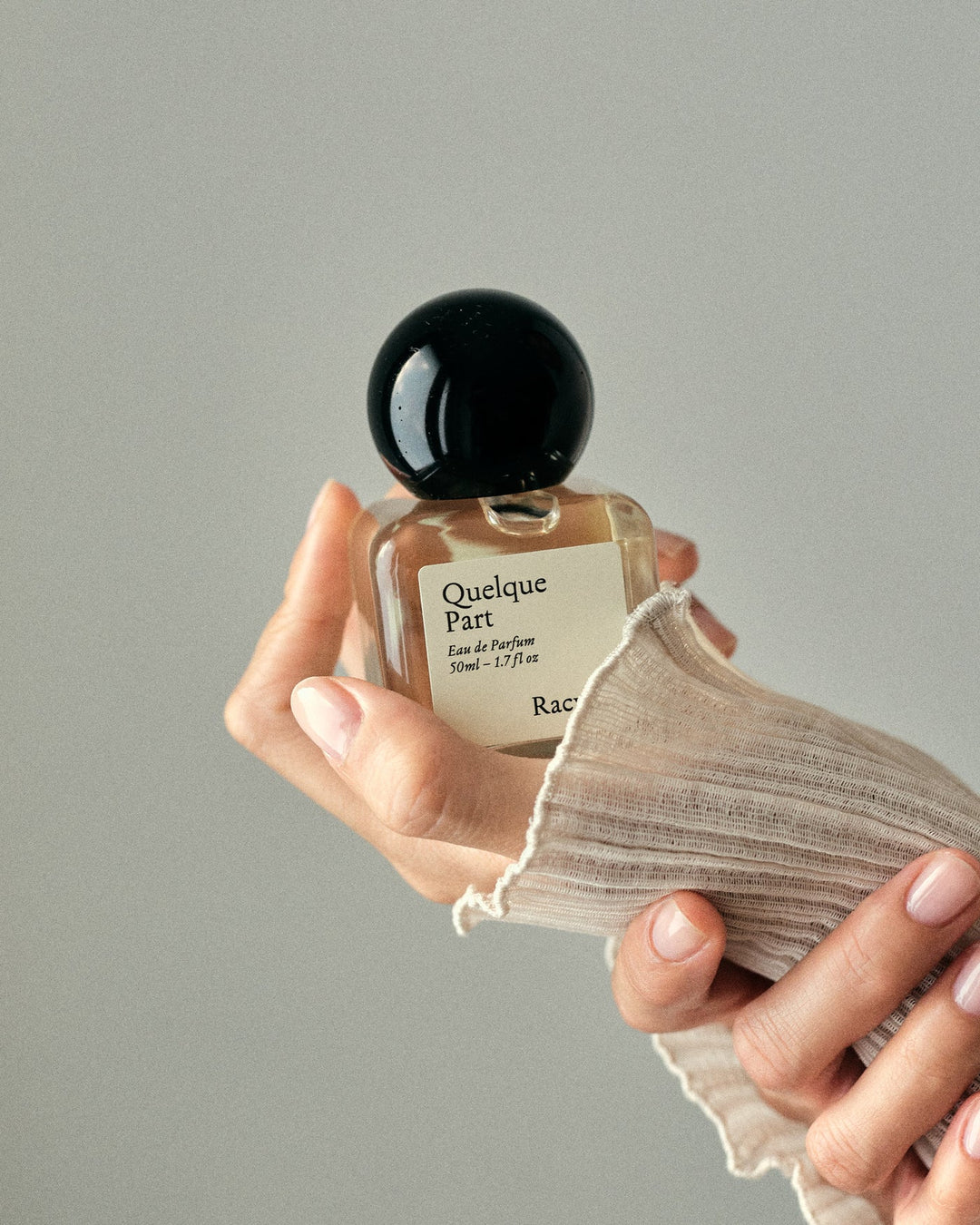 Quelque Part von Racyne - gehalten in der Hand, beige Töne