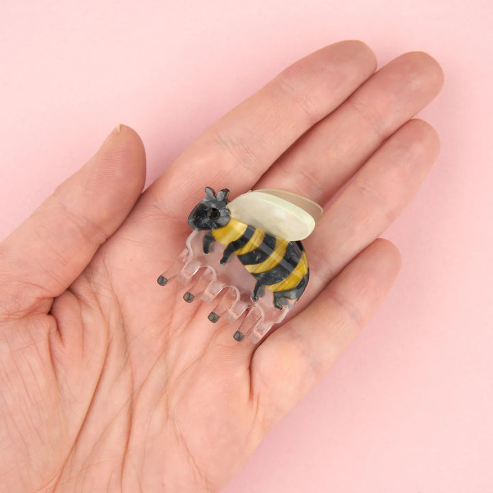 Bee Mini Hair Claw von Coucou Suzette - auf Handfläche