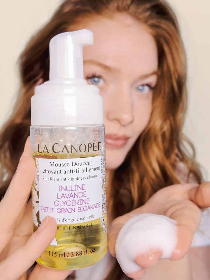 Soft Foam Anti-Tightness Cleanser - Model mit reiner Haut im Hintergrund