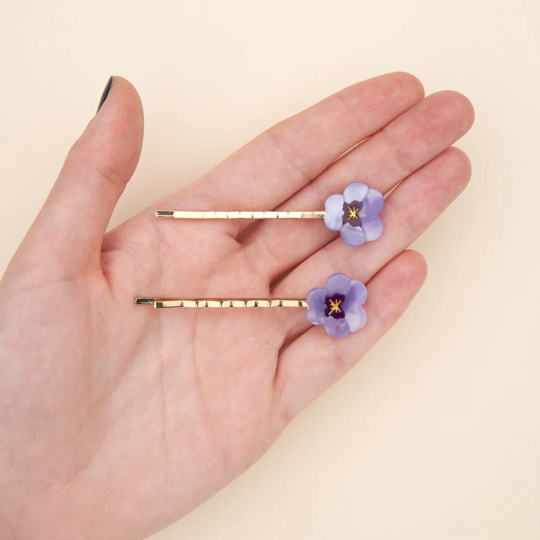 Pansies Bobby Pins von Coucou Suzette - auf Handfläche