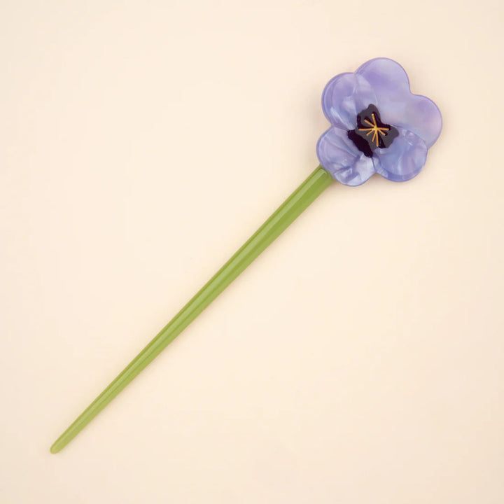 Pansy Hair Stick von Coucou Suzette - vor beigem Hintergrund