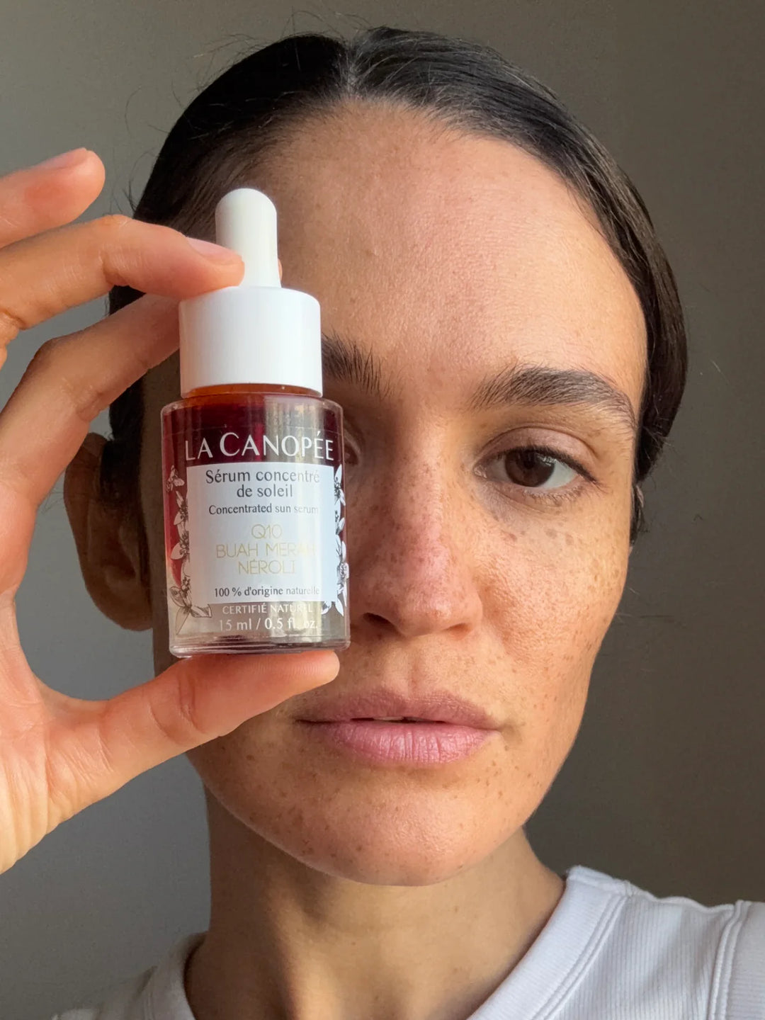 Concentrated Sun Serum - Model mit schöner gebräunter Haut
