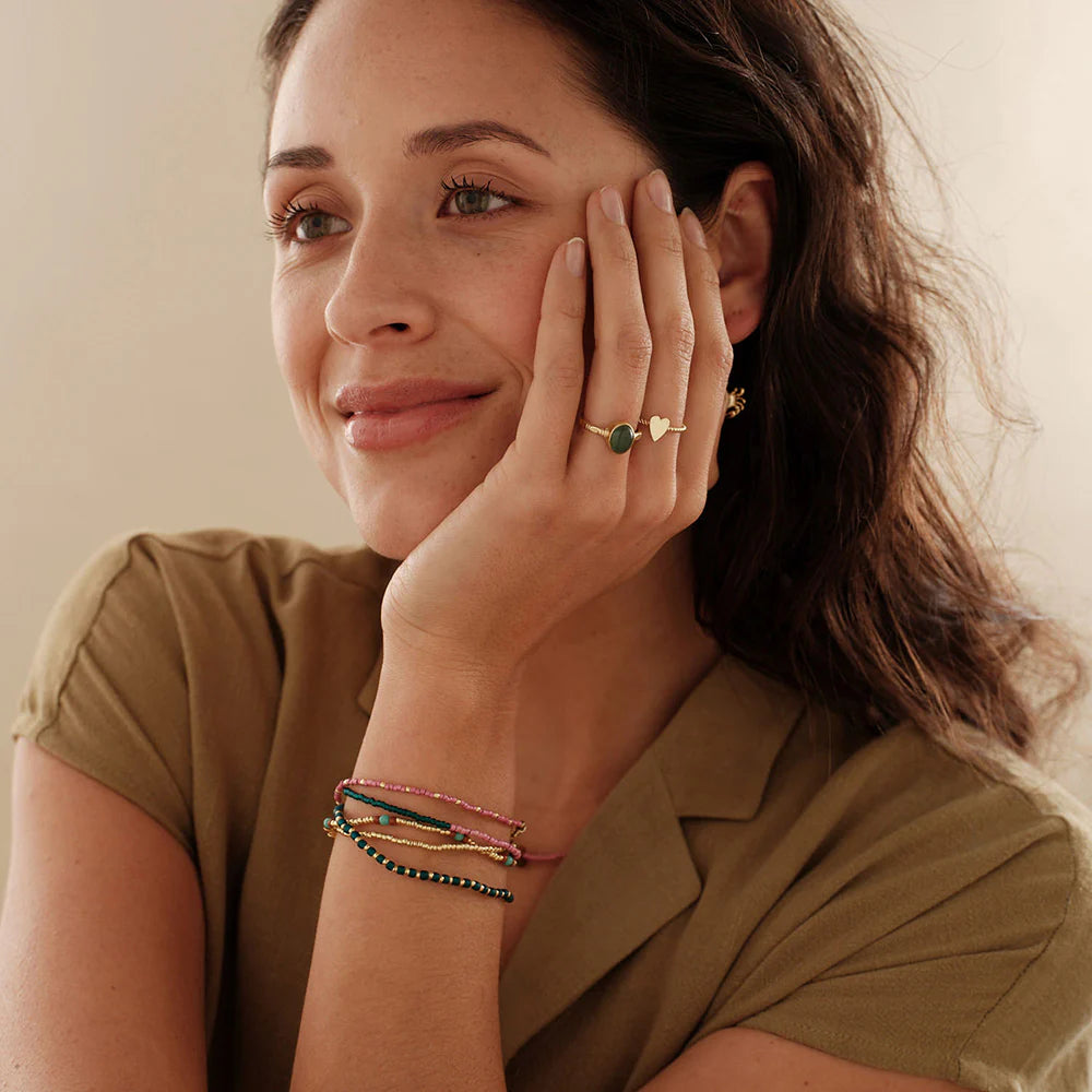 Certain Ring Gold mit Aventurin Nahaufnahme - handgefertigter verstellbarer Ring aus Nepal, B Corp zertifiziert, Eco Jewelry