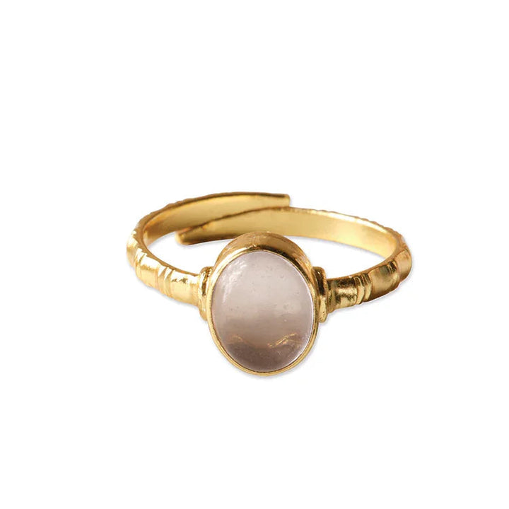 Vergoldeter Rosenquarz-Ring von A Beautiful Story: handgefertigt, zeitloses Design, unterstützt Liebe, Mitgefühl und innere Harmonie – nachhaltig und fair produziert.