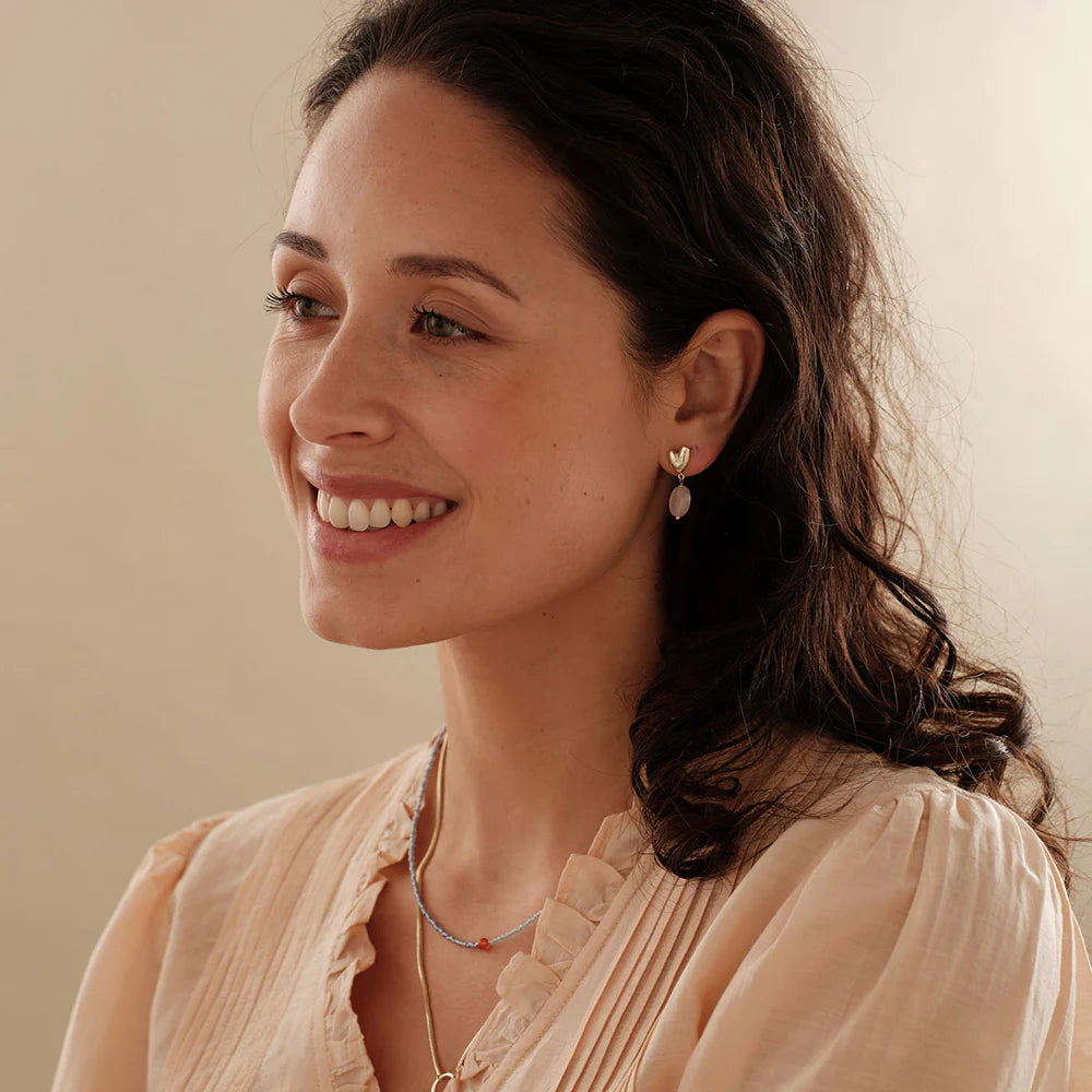 Heavenly Rose Quartz Earrings - Model trägt Ohrringe