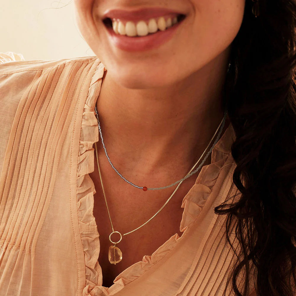 A Beautiful Story Awareness Halskette Detailansicht - feine Goldkette mit Citrin Anhänger für Optimismus und positive Energie