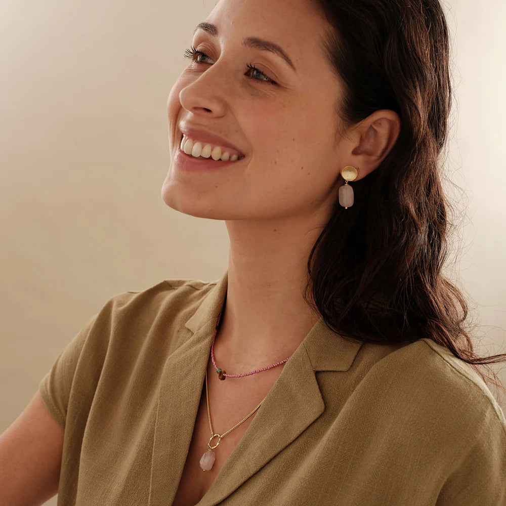 A Beautiful Story Awareness Halskette mit Rosenquarz - vergoldete Kette mit Edelstein-Anhänger