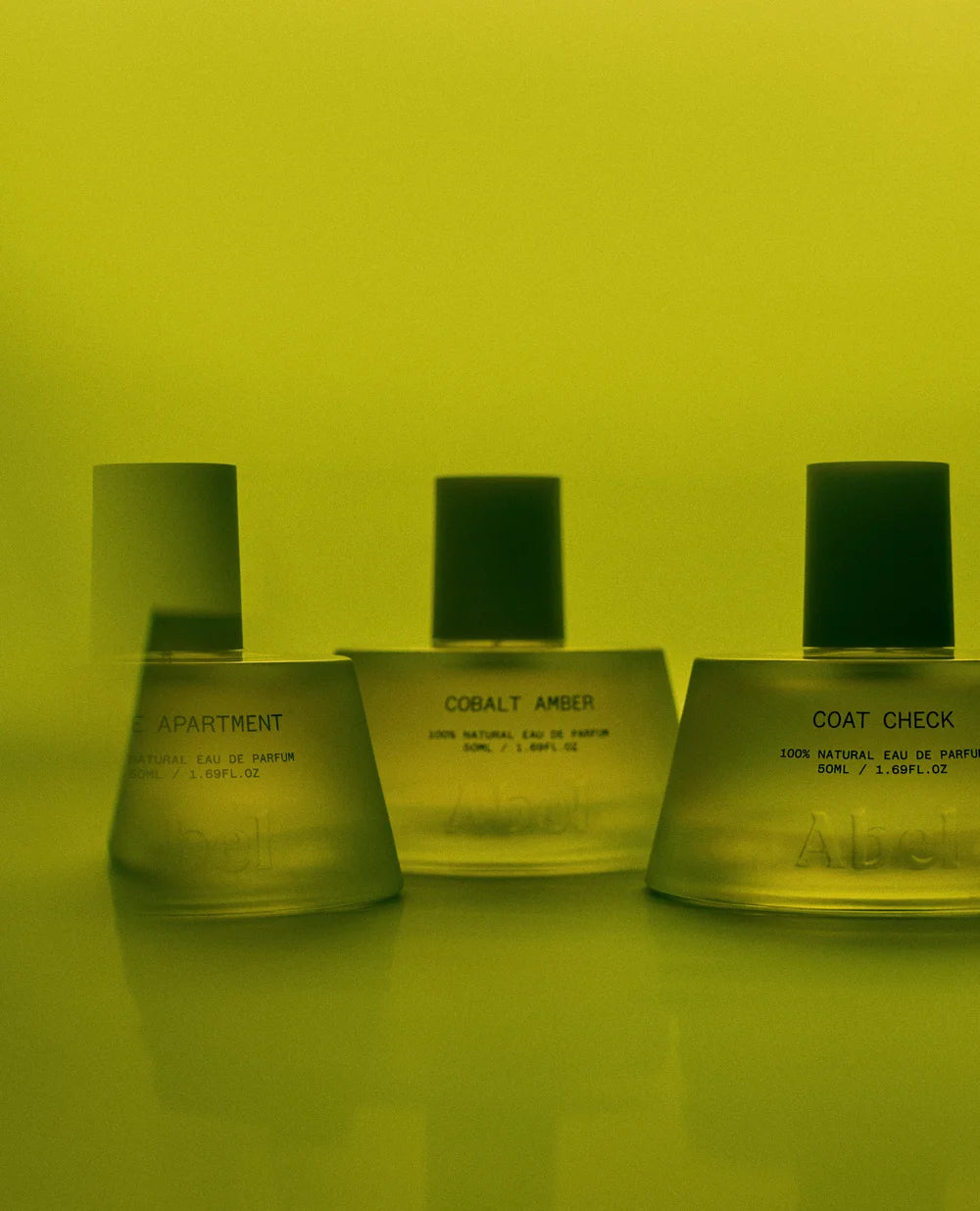 Cobalt Amber Eau de Parfum Mood mit Coat Check