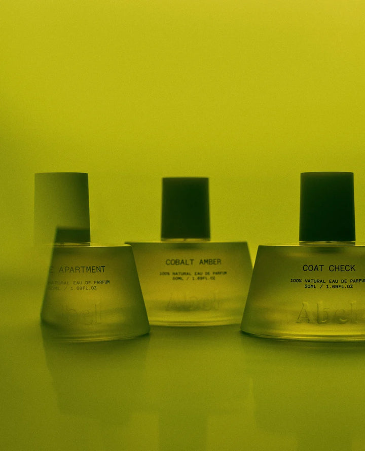 Cobalt Amber Eau de Parfum Mood mit Coat Check