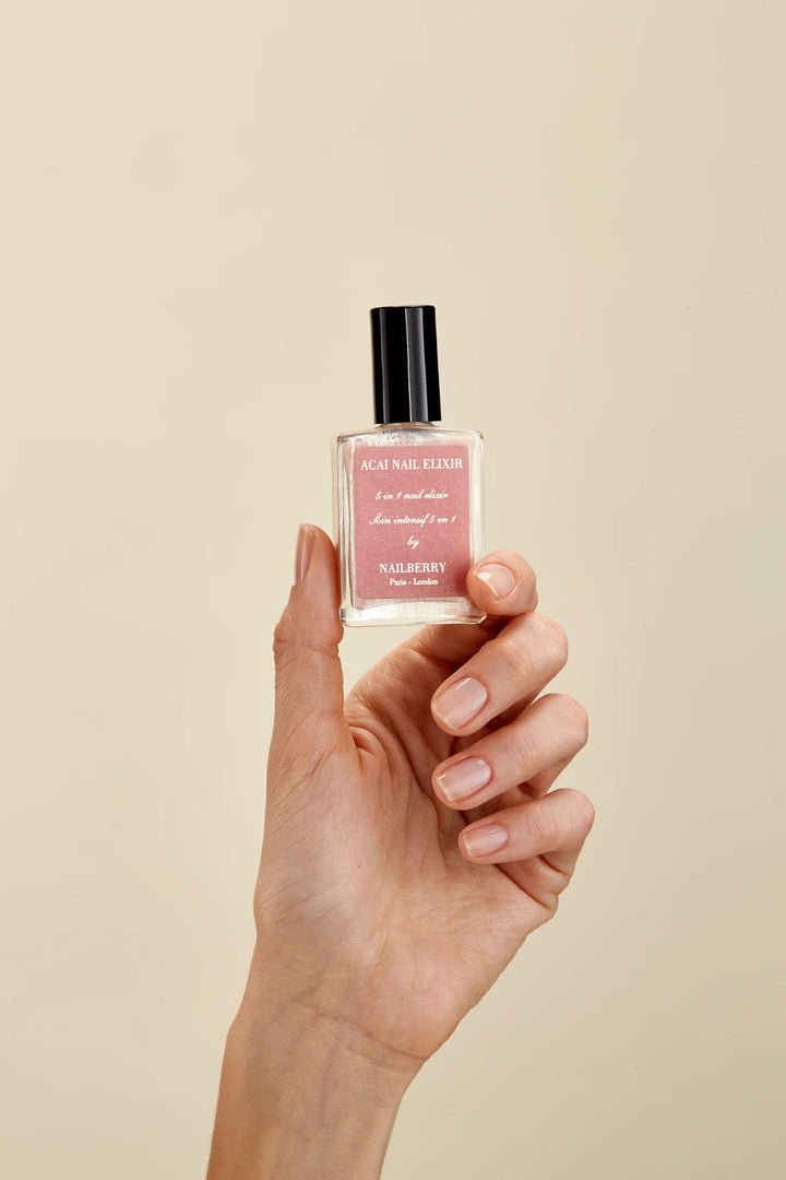 ACAI NAIL ELIXIER 5-IN-1 15 ML von Nailberry - Hand hält Produkt