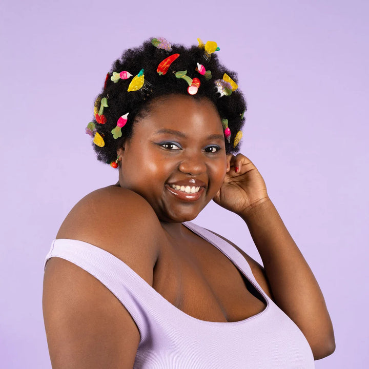 Cherry Earrings von Coucou Suzette - Model mit Haarspangen in den Haaren, lila Hintergrund