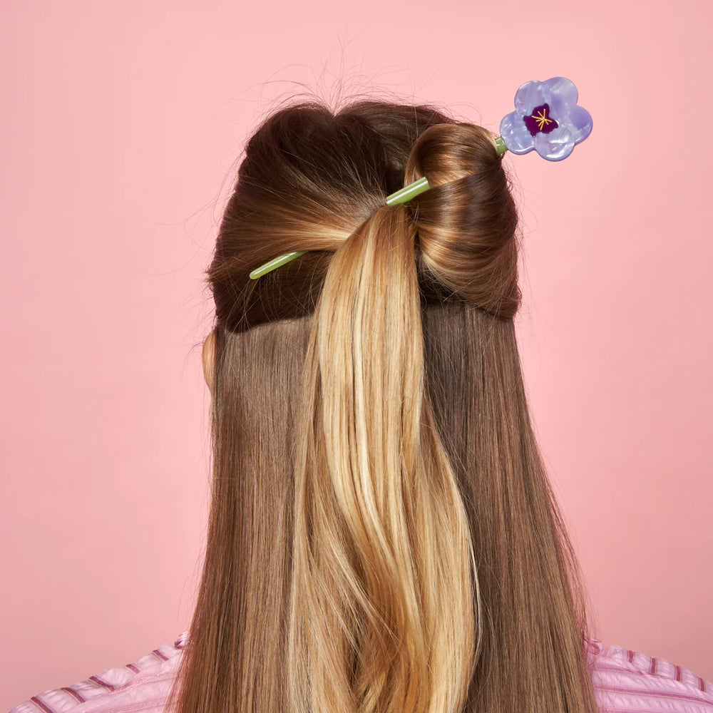 Pansy Hair Stick von Coucou Suzette - getragen in Haaren