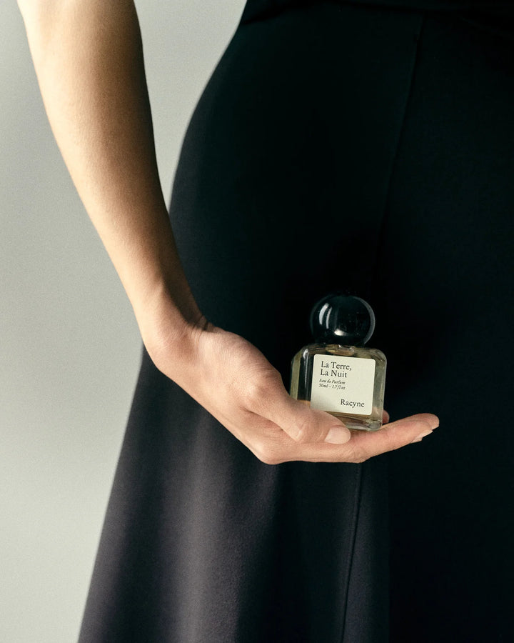 La Terre, La Nuit von Racyne - in Hand gehalten, eleganter Stil