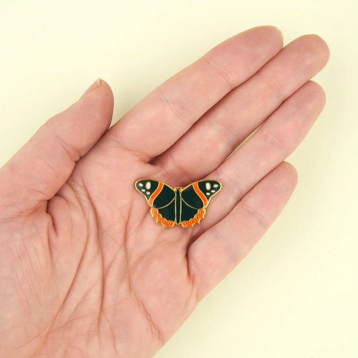 Black Butterfly Pin von Coucou Suzette - auf Handfläche