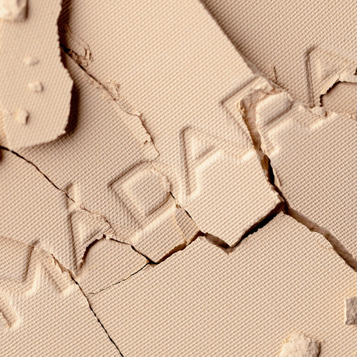 Mádara Air Equal Soft Silk Mineral Powder Beige Close up