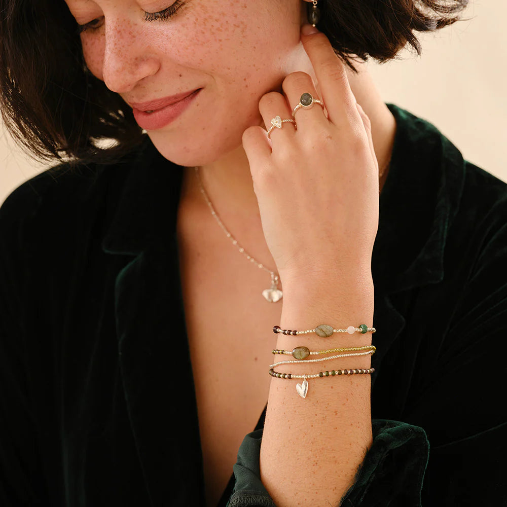 Hoping Rose Quartz Bracelet - Model trägt Armband in Kombination mit weiteren Schmuckstücken
