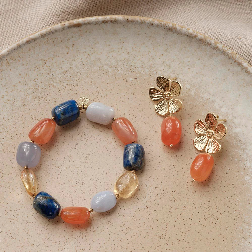 Worthy Blue Lace Agate Bracelet Nahaufnahme - nachhaltiges Eco Jewelry Armband aus Messing und Edelsteinperlen, handgefertigt in Nepal, B Corp zertifiziert