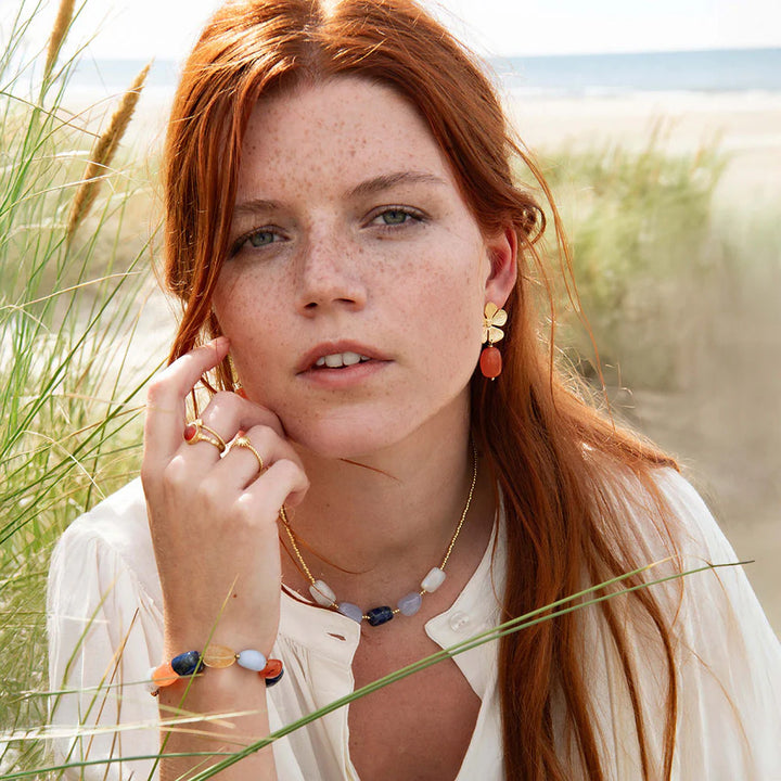 A Beautiful Story Worthy Armband Detailansicht - buntes Perlenarmband mit natürlichen Edelsteinen und goldfarbenen Akzenten, elastisch und kombinierbar