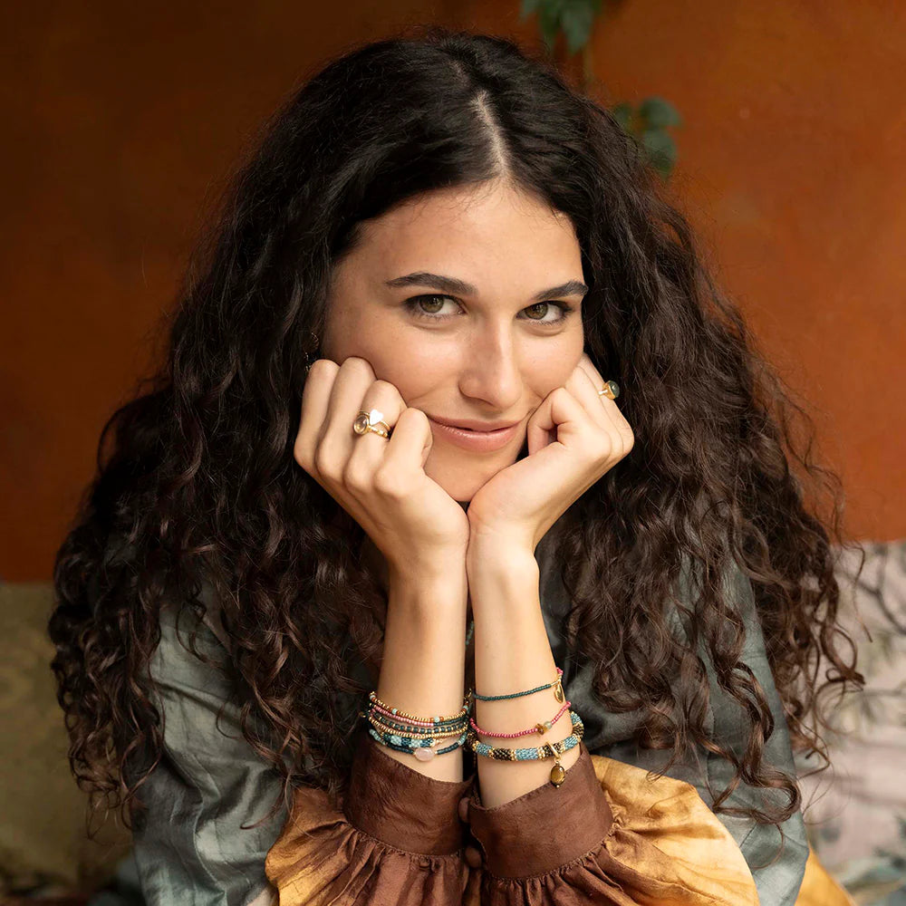 Siren Tiger Eye Bracelet von A Beautiful Story - getragen mit weiteren Armbändern, an Model