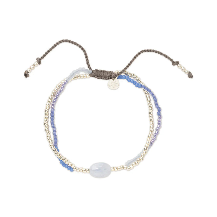 Shining Blue Lace Agate Bracelet von A Beautiful Story - handgefertigtes Armband mit hellblauem Spitzenachat und Glasperlen, verstellbar