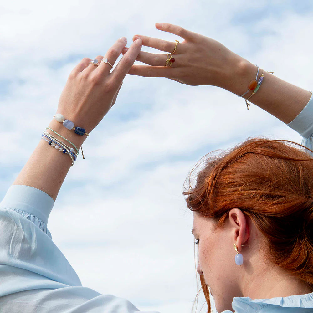 A Beautiful Story Desirable Armband mit drei Edelsteinen - verstellbares goldfarbenes Perlenarmband