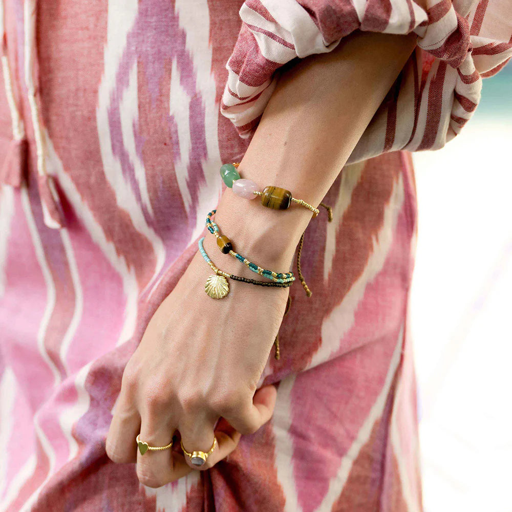 A Beautiful Story Hoping Armband mit Tigerauge - verstellbares Perlenarmband mit vergoldetem Anhänger