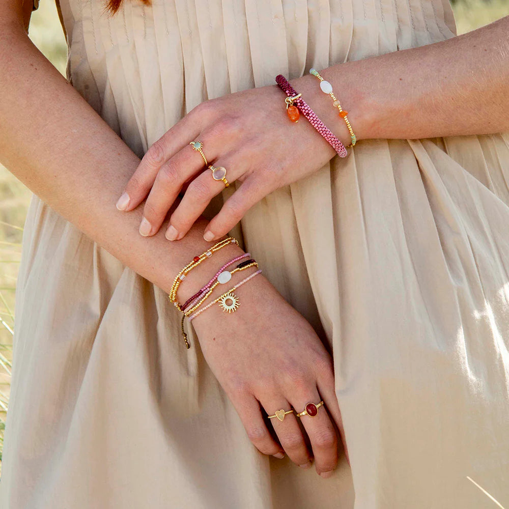 A Beautiful Story Amuse Armband Detailansicht - goldfarbenes Mondstein Perlenarmband mit natürlichen Edelsteinen für Intuition und innere Balance