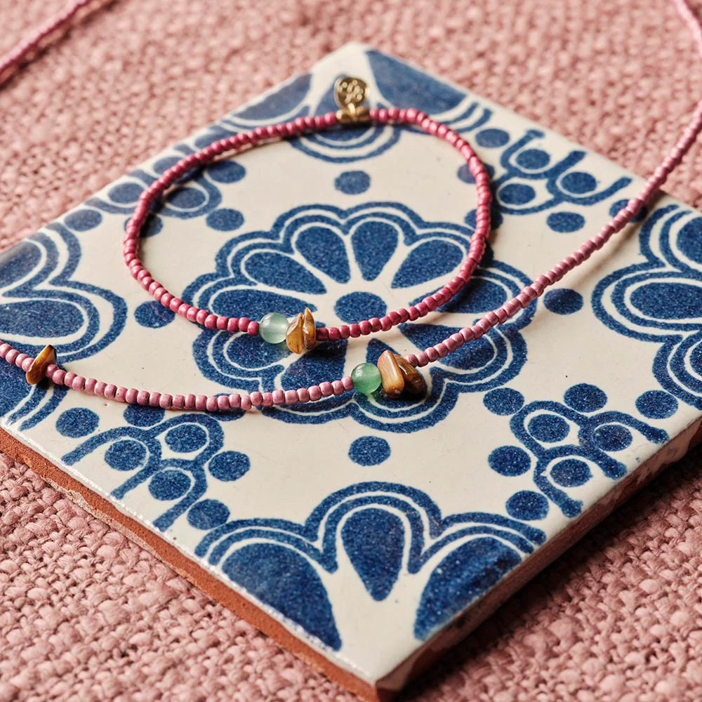 Evolving Tiger Eye Aventurine Necklace - Stillleben auf bunter Fliese