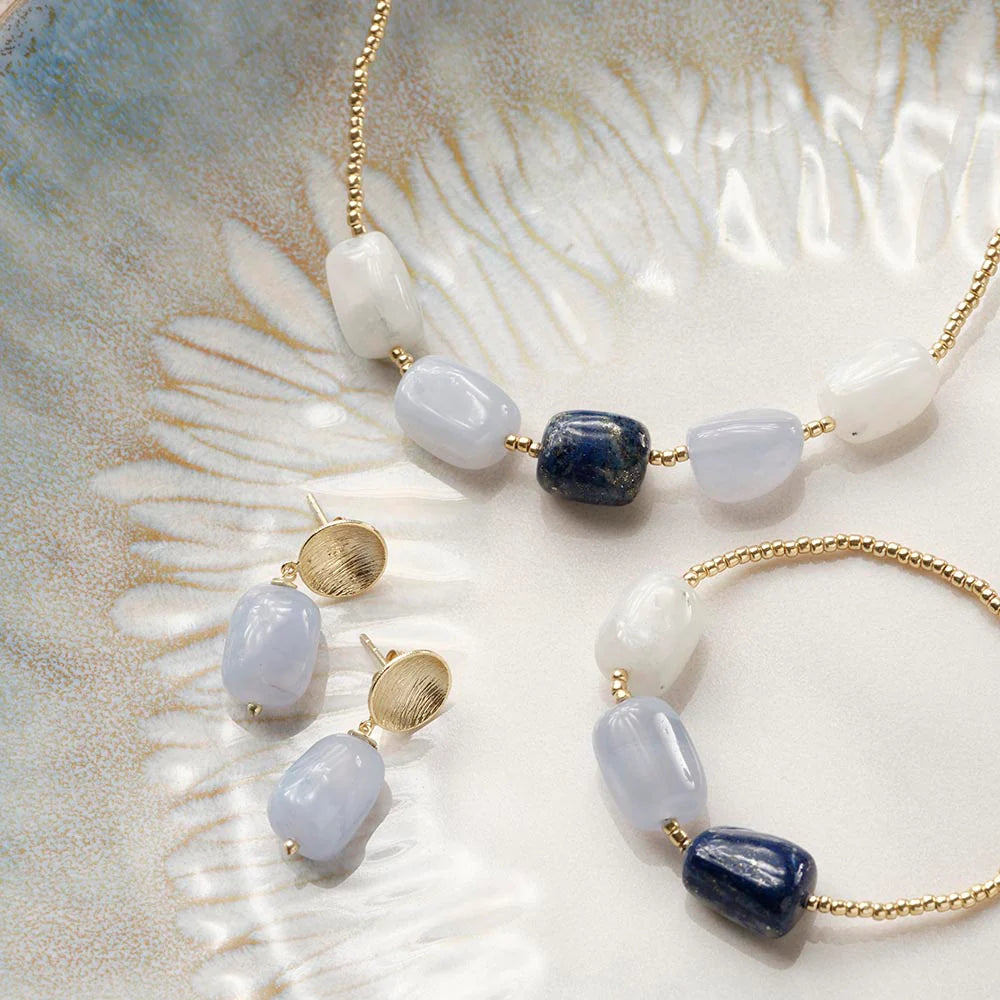 Blaze Lapis Lazuli Necklace Nahaufnahme - nachhaltiger Schmuck aus vergoldetem Messing und Edelstein, handgefertigt in Nepal, Eco Jewelry